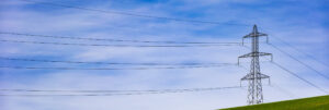 Bild von einem Freileitungsmast vor einem blauen Himmel